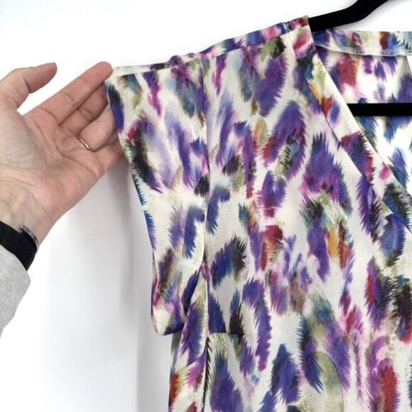 CAbi Plume Feather Print Short Sleeve Blouse #5027 Size Medium Whimsigoth - Picture 5 of 11